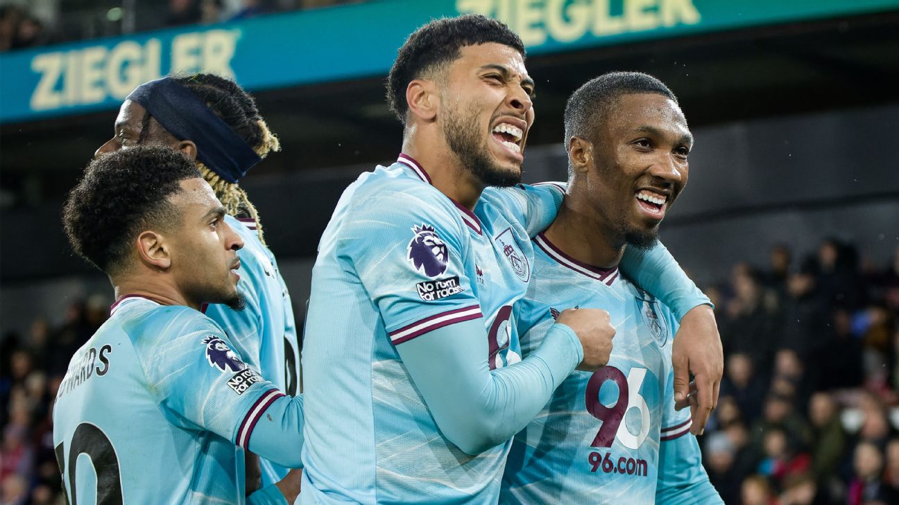 Selebrasi pemain Burnley dalam kemenangan atas Crystal Palace yang mengakhiri puasa kemenangan dalam 16 laga di Premier League