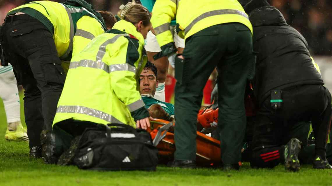 Wataru Endo ditandu keluar lapangan setelah alami cedera dalam kemenangan Liverpool atas Sunderland