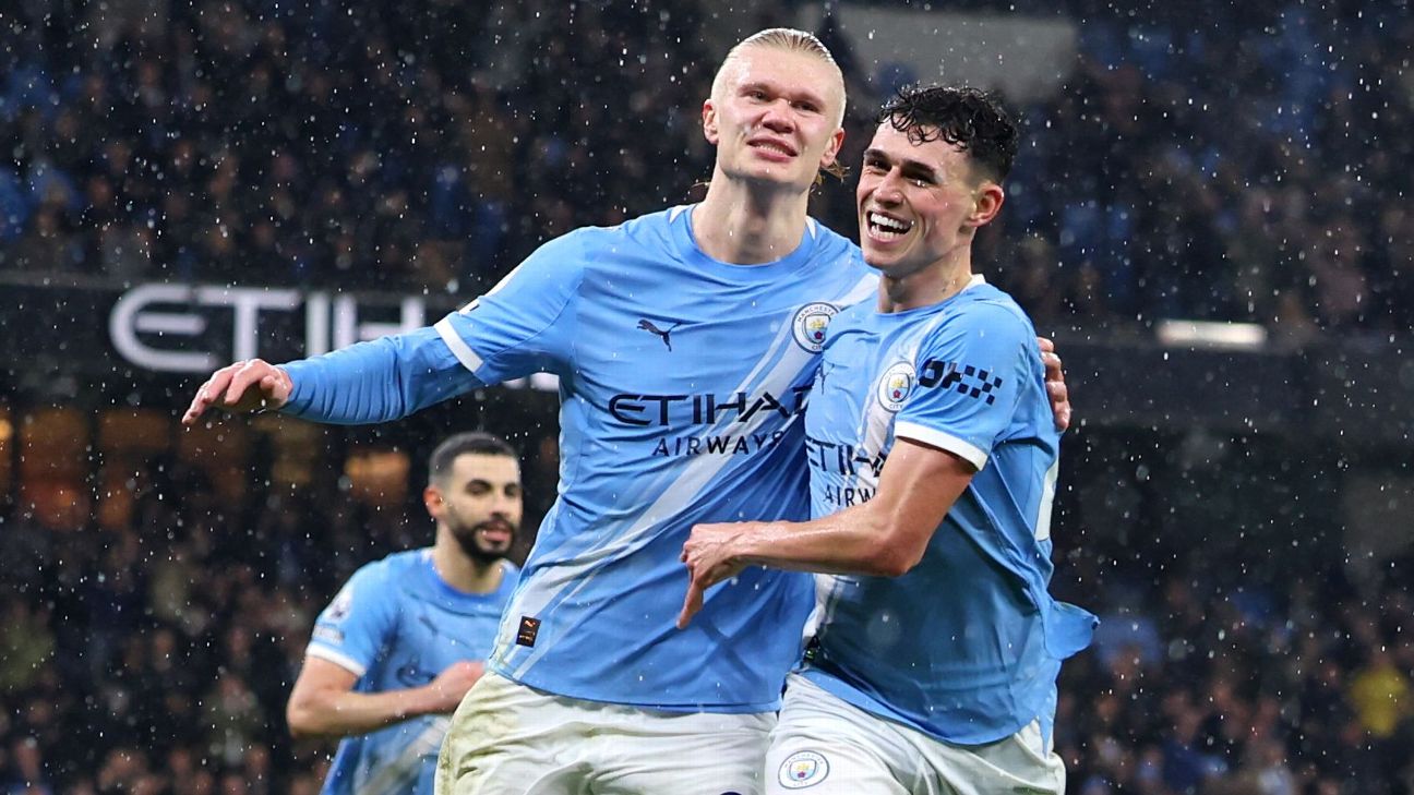 Erling Haaland rayakan gol ke gawang Fulham bersama Phil Foden dalam kemenangan 3-0 Manchester City di Etihad