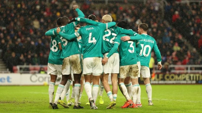 Para pemain Liverpool rayakan kemenangan atas Sunderland di Stadium of Light berkat gol tunggal Virgil van Dijk
