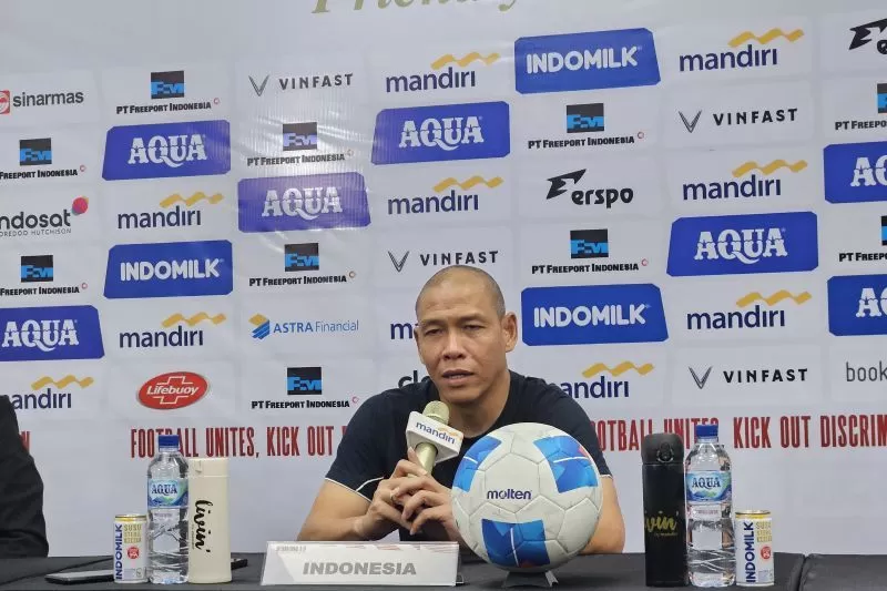 Pelatih timnas Indonesia U17 Nova Arianto menjawab pertanyaan pewarta pada jumpa pers setelah pertandingan ujicoba melawan China U17 di Stadion Indomilk Arena, Kabupaten Tangerang