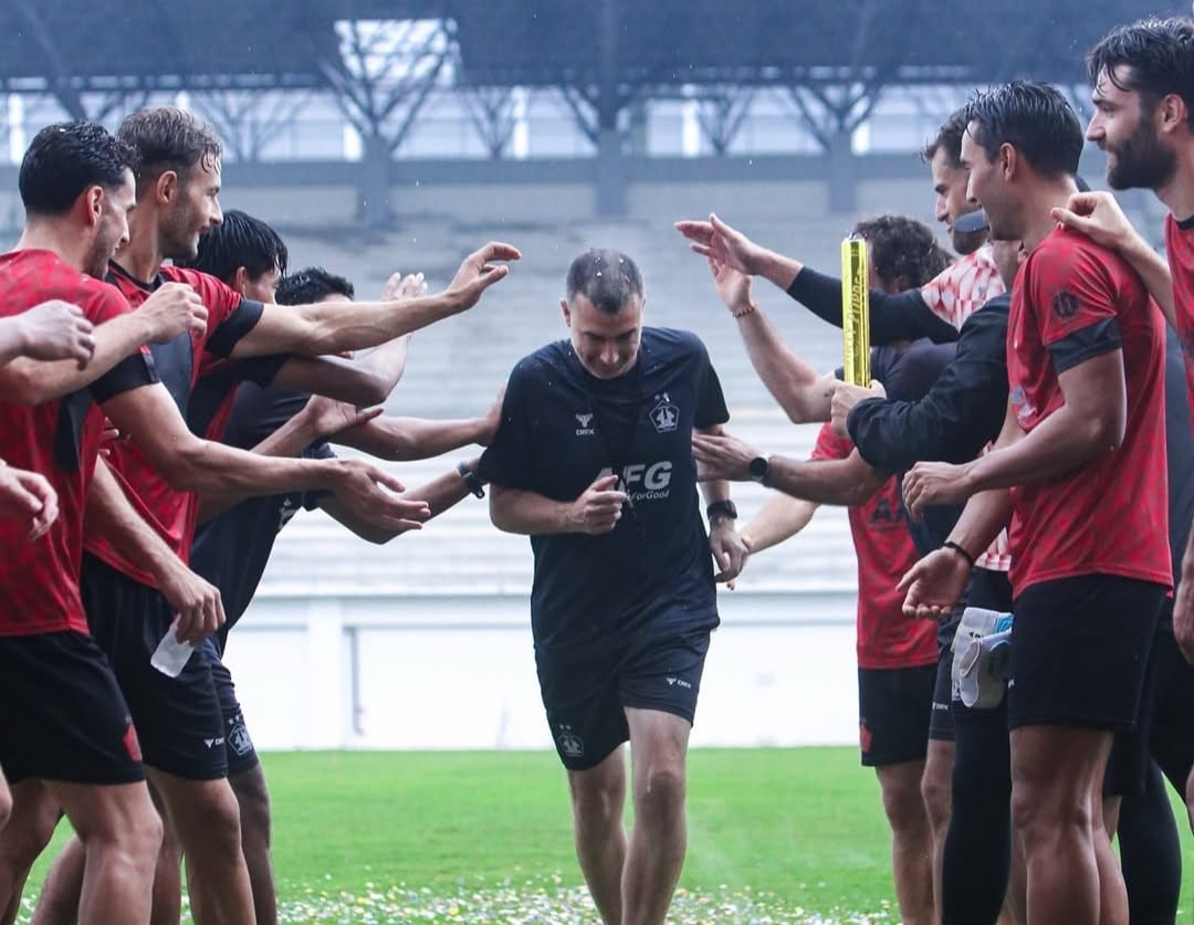 Para pemain Persik Kediri rayakan ulang tahun pelatih Marcos Reina