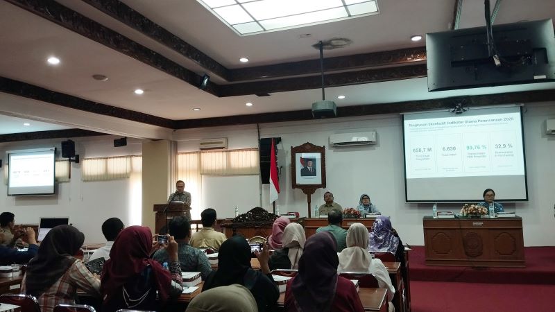 PEMAPARAN: Bupati Bantul Abdul Halim Muslih sedang memaparkan anggaran pengadaan barang dan jasa Tahun Anggaran 2026 di Gedung Induk Kompleks Parasamya Pemkab Bantul Jumat