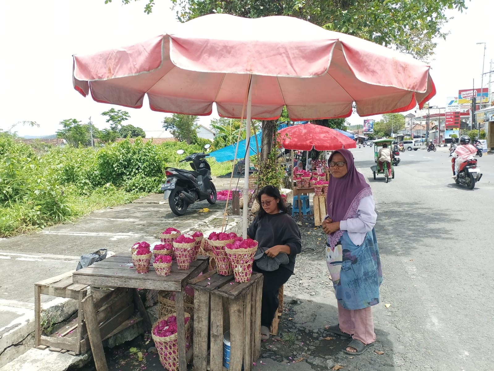 Penjual bunga tabur di Jalan Urip Sumoharjo, Purworejo menerima untung besar dengan adanya tradisi nyekar atau ziarah jelang ramadan.