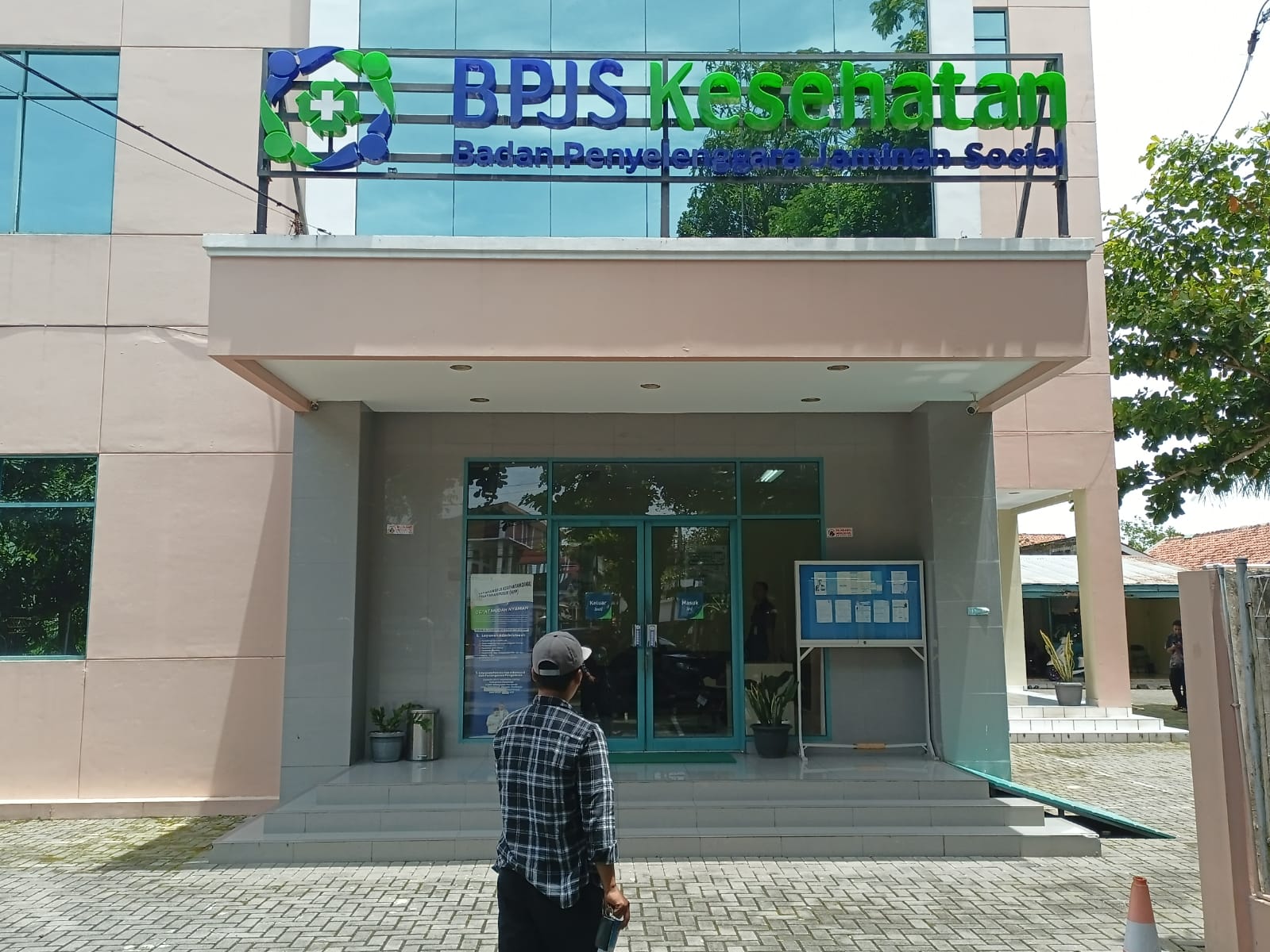 Sejumlah masyarakat datang ke kantor layanan BPJS Kesehatan Purworejo untuk mengurus administrasi program Jaminan Kesehatan Nasional (JKN). (M Hafied/Radar Jogja)