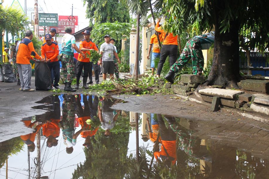 Peserta dari berbagai unsur mengikuti kerja bakti saat peluncuran Gerakan Jogja Cling di Pasar Satwa dan Tanaman Hias Yogyakarta (PASTHY), Kemantren Mantrijeron, Kota Jogja, Jumat (13/2/2026).