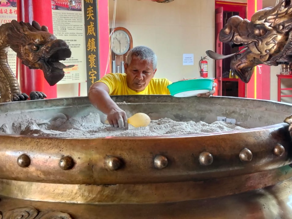 Di dalam Kelenteng Hok An Kiong Muntilan terdapat tempat abu terbesar se-Asia Tenggara.  &nbsp;
