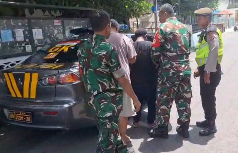 DITANGKAP:&nbsp;Pria berinisial DK saat diamankan anggota Polsek Gondokusuman usai merampas sepeda motor dalam kondisi mabuk Jumat (13/2/2026).
