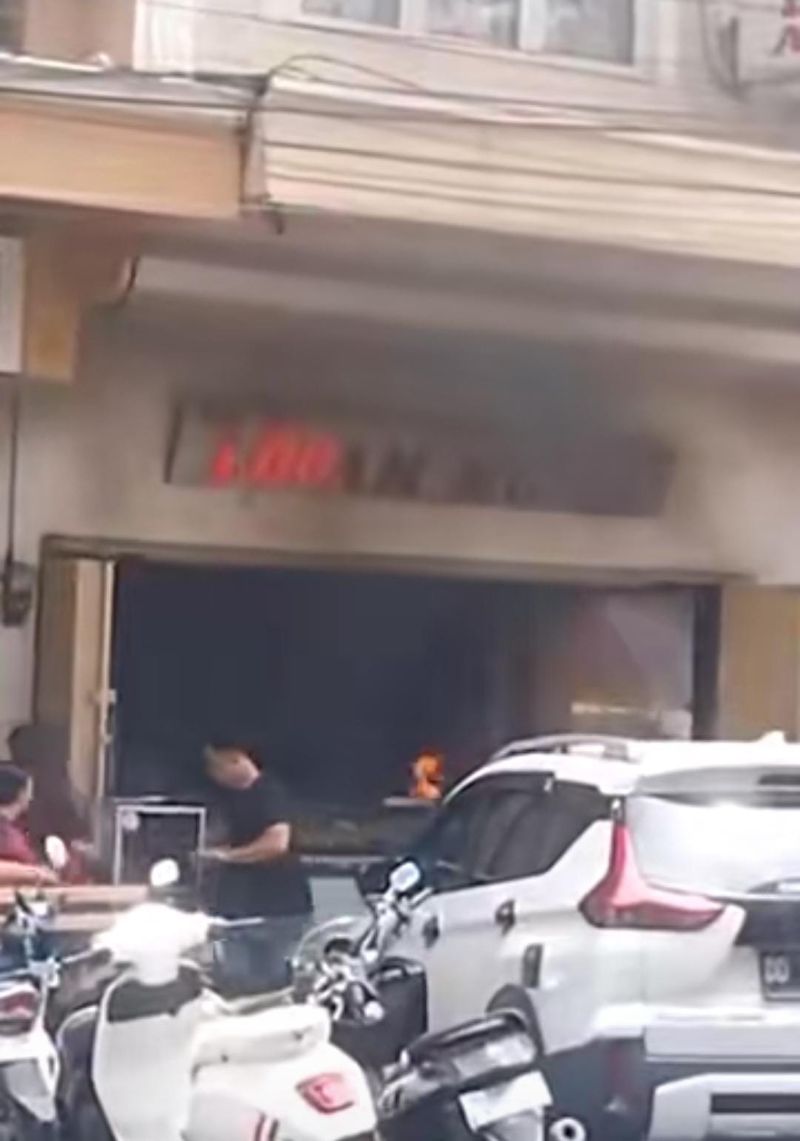 Toko emas yang di lempari bom molotov di Makassar.