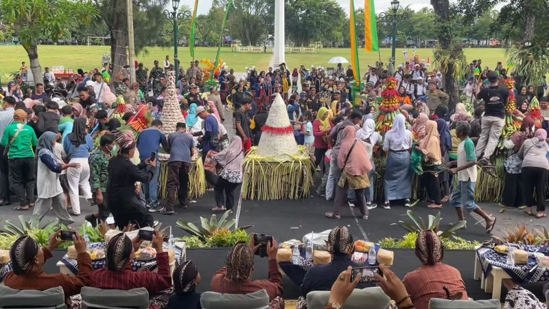 BEREBUT: Warga berusaha mengambil sayuran pada gunungan hasil bumi.&nbsp;