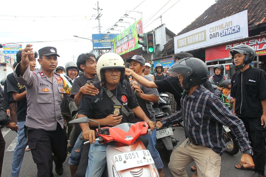 Polisi mengamankan seorang pria dari amukan warga karena diduga melakukan pelecehan seksual terhadap seorang anak di Jalan Pramuka, Umbulharjo, Kota Jogja, Jumat (13/2/2026).