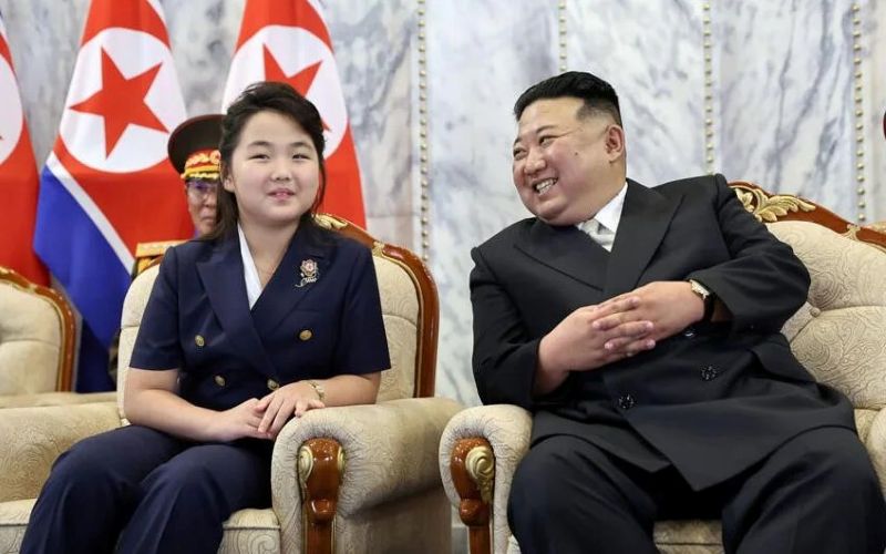 Kim Jong Un bersama putrinya Kim Ju Ae.