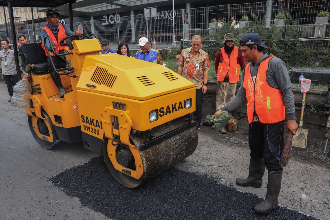 Perbaikan jalan di sejumlag titik jalan di Jateng untuk persiapan mudik Lebaran