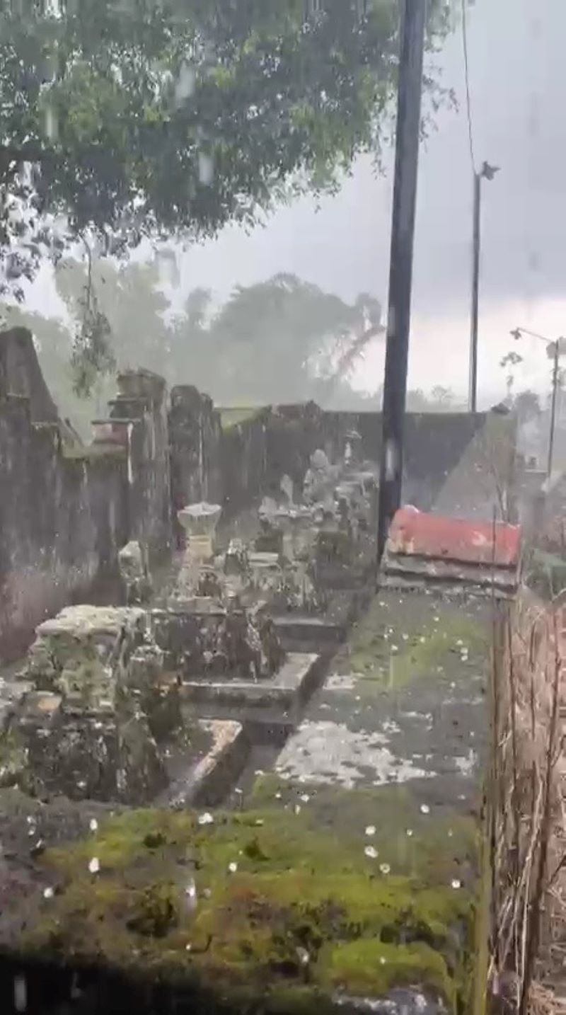 FENOMENA ALAM: Hujan es mengguyur lereng Merapi Jumat (13/2).