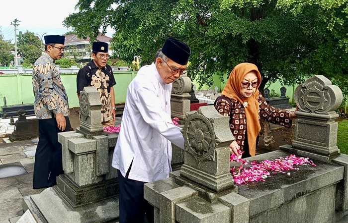 MERAWAT SEJARAH: Rombongan peziarah dari PWI DIY sedang melakukan tabur bunga di makam Ki Hajar Dewantara, Kompleks Taman Makam Wijayabrata, Tamansiswa, Jogja, Jumat (13/2).