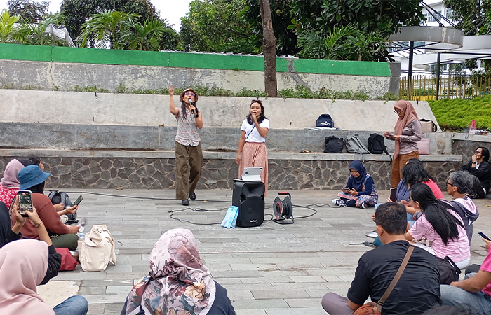 AKSI: Suasana aksi Karaoke WNI Mumet yang diselenggarakan di Bunderan UGM, Jumat (13/2/2026).