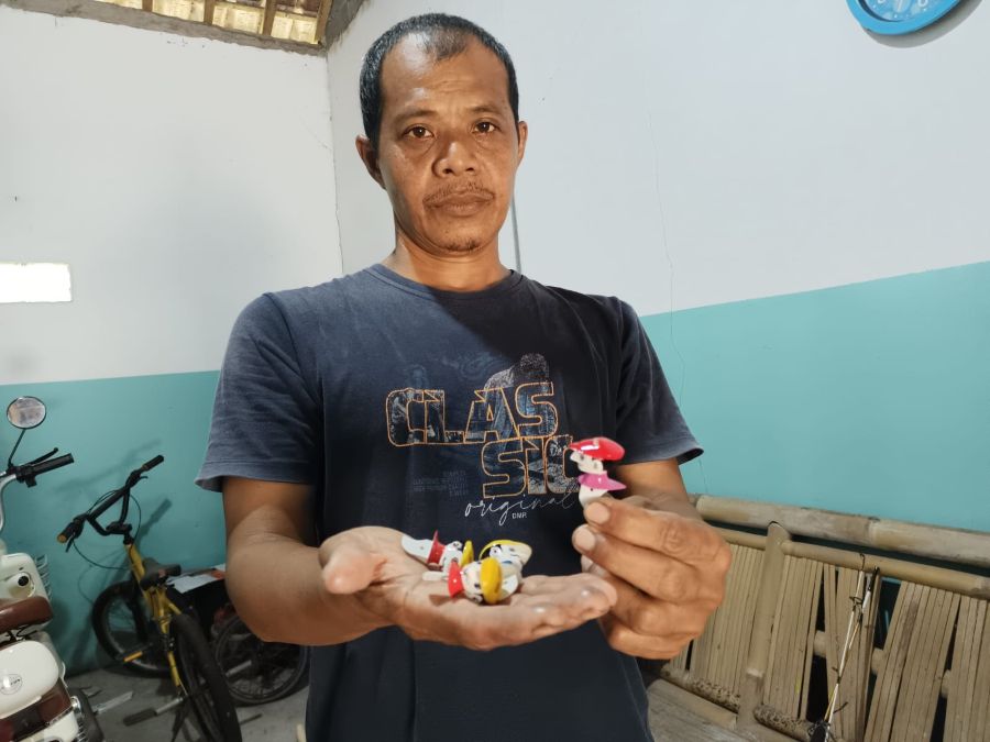 KREASI: Warga Desa Tanjunganom, Kecamatan Banyuurip, Purworejo menunjukkan hasil produksi sawangan burung kualitas super.