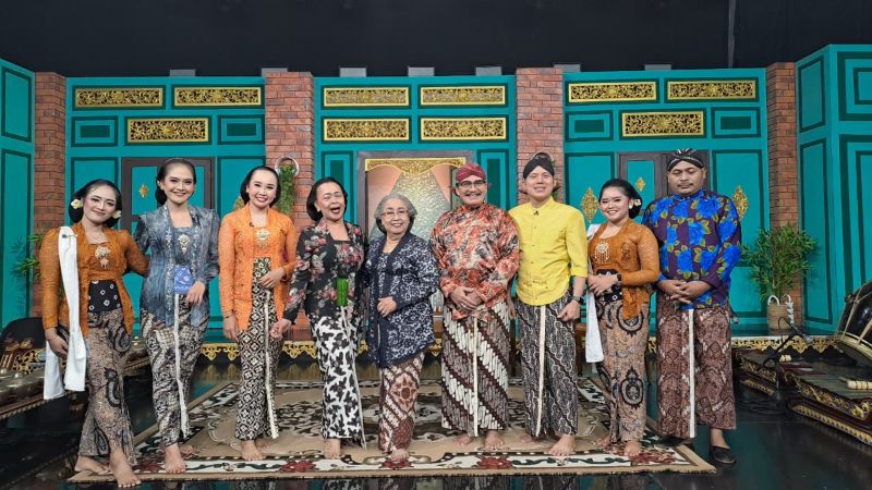Momen kebersamaan Daruni Yutta bersama dengan mendiang Yu Beruk dan teman-teman lainnya dalam acara pementasan.&nbsp;