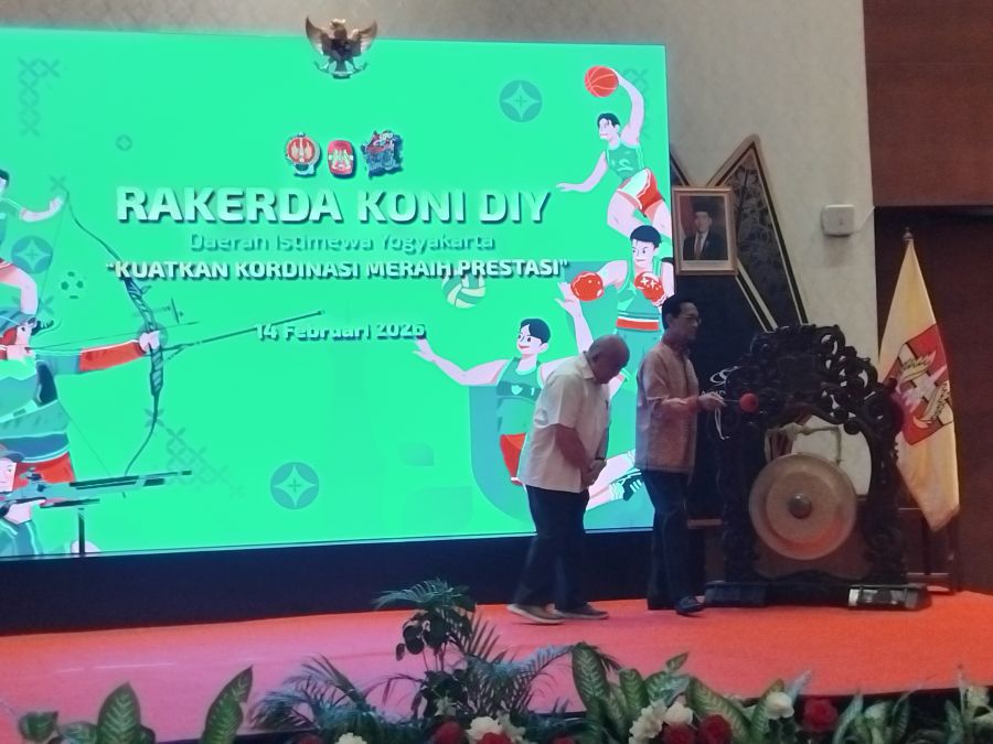 Gubernur DIY Hamengku Buwono X dan Ketua Umum KONI DIY KGPAA Paku Alam X saat membuka Rakerda KONI DIY 2026.