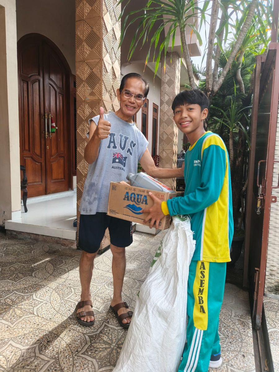 Para siswa MTsN 9 Bantul saat bersih-bersih sampah di lingkungan sekolah.