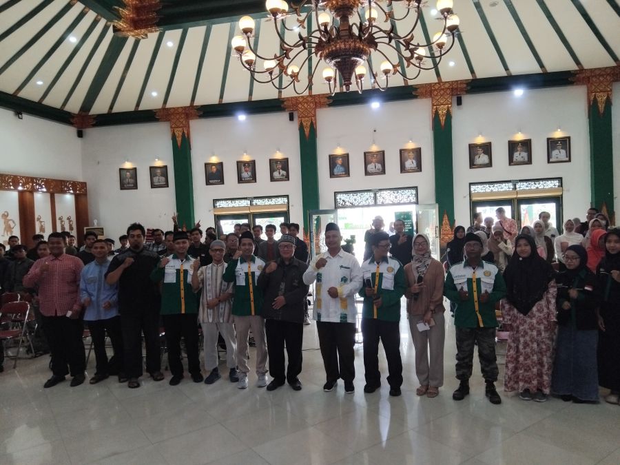 Para pengurus PD PRIMA DMI Kota Jogja saat berfoto bersama dengan Ketua BAZNAS Kota Jogja Syamsul Azhari dan para peserta pelatihan Islamic Creator & Live Streaming Bootcamp,