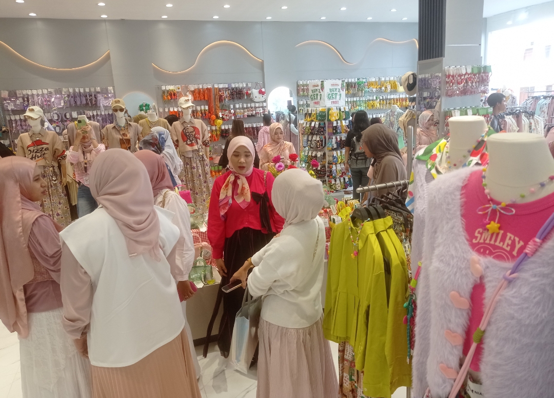 Berbelanja produk fashion di BAIQMART