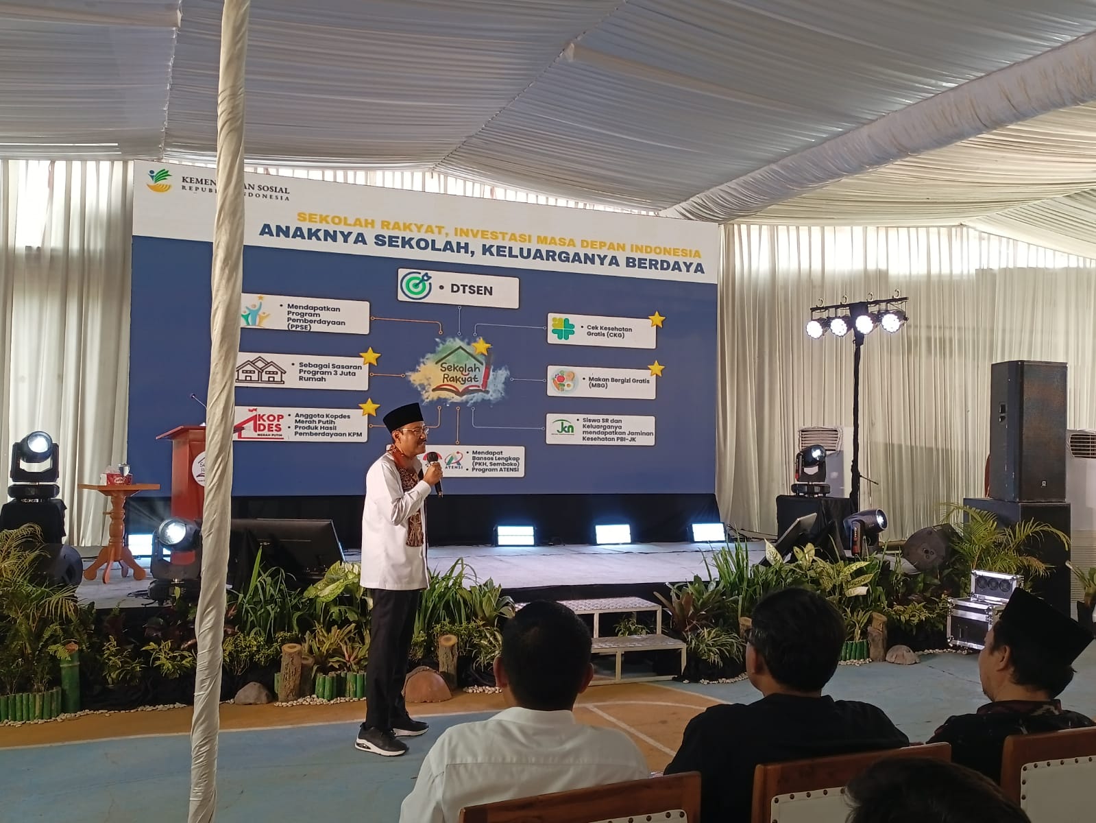 CEK PERKEMBANGAN : Menteri Sosial Saifullah Yusuf datang ke Kebumen untuk melihat langsung perkembangan siswa Sekolah Rakyat (SR) 44 yang berada di Desa Pejagoan, Kecamatan Pejagoan. (M Hafied/Radar J