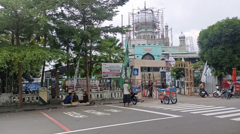 Kondisi Masjid Syuhada Kotabaru yang masih dilakukan renovasi Minggu (15/2). Di sekitar area ini, sering bermunculan street coffee.