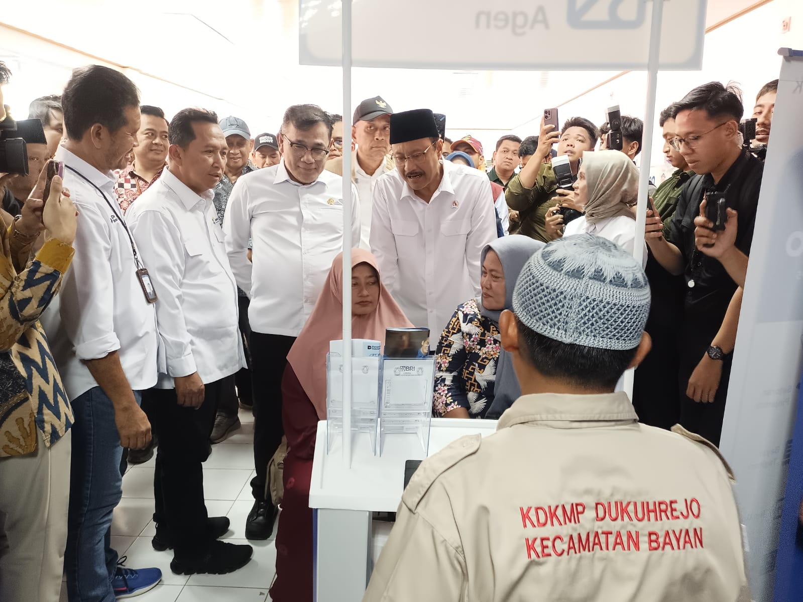 Kepala Badan Percepatan Pengentasan Kemiskinan Budiman Sudjatmiko bersama Menteri Sosial Saifullah Yusuf dan Menteri Koperasi Ferry Juliantono meninjau Koperasi Desa Merah Putih (KDMP) di Desa Dukuhre