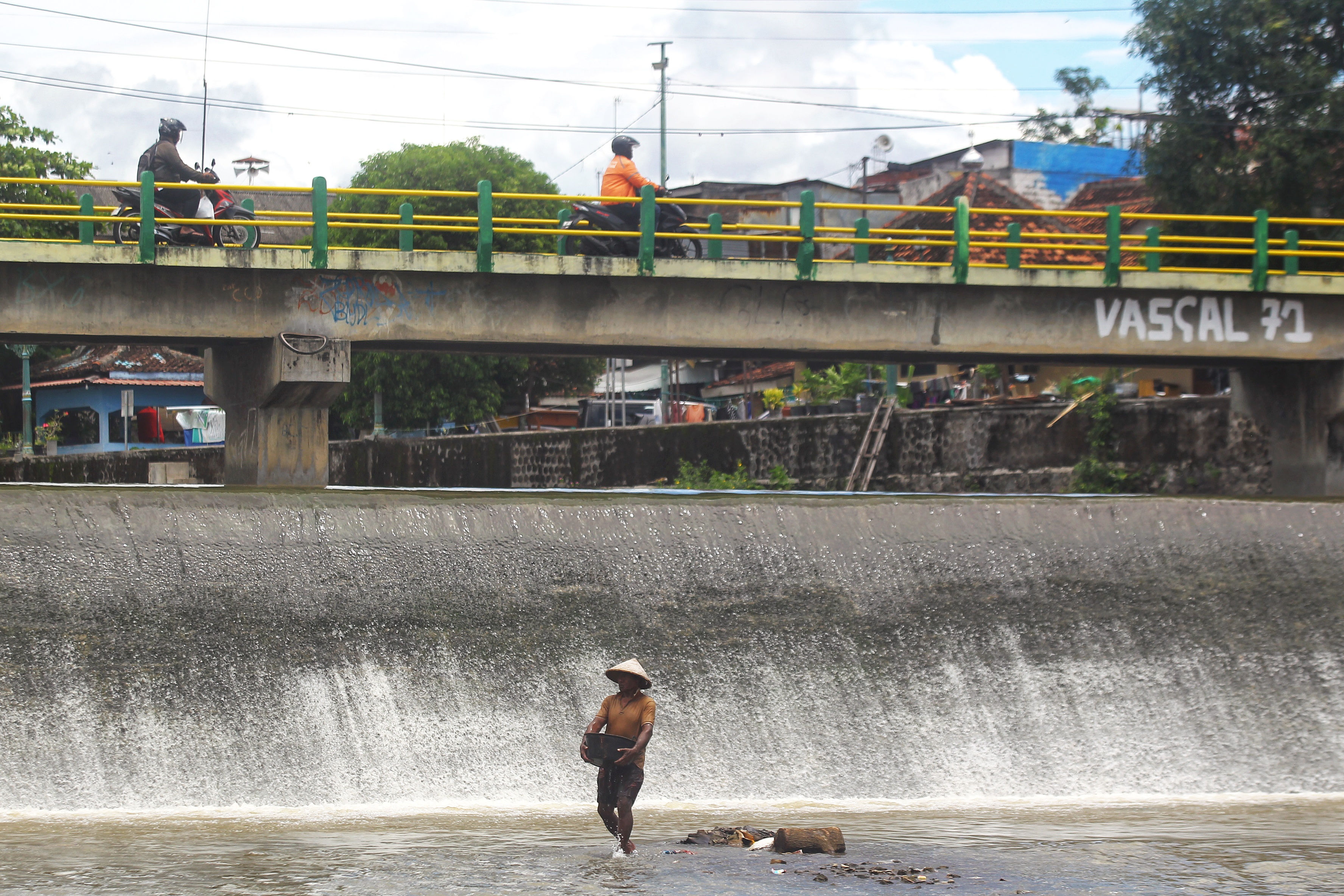 Warga mencari pasir di Sungai Code, Kota Jogja, yang tampak bersih setelah penanganan sampah dilakukan secara berkala Minggu (15/2).