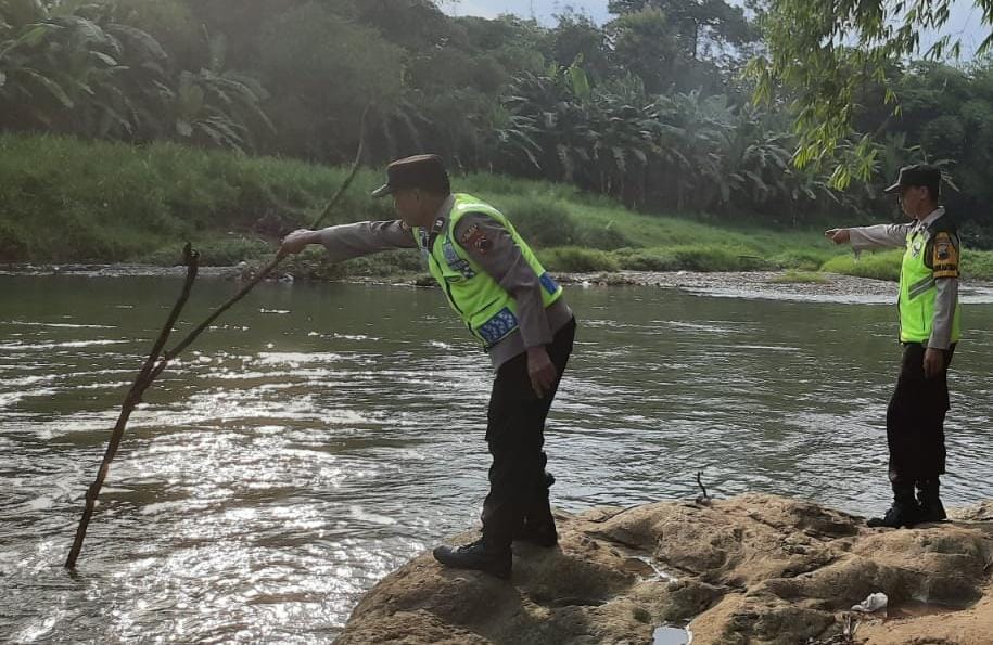 Petugas dari Polsek Kebumen mendatangi lokasi meninggalnya bocah 11 tahun yang tenggelam di Sungai Kedungbener. (Dokumentasi Polres Kebumen)