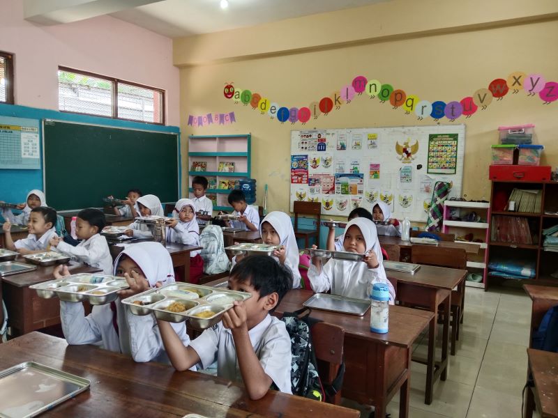 MELUAS: Sebaran penyaluran makan bergizi gratis (MBG) tidak hanya menyasar siswa, namun juga tenaga pendidik.