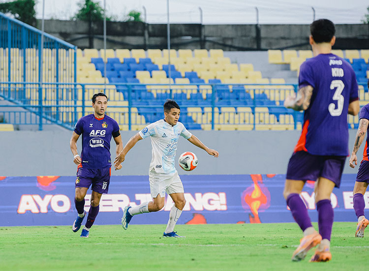 Pemain PSIM Jogja Ezequiel Vidal (putih)