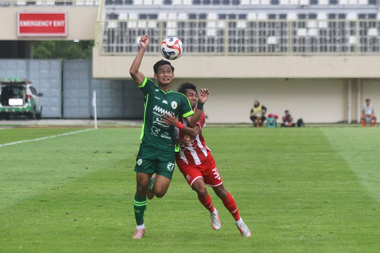 Gelandang PSS Sleman M. Kanu (hijau)