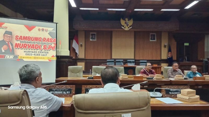 INFORMASI AKURAT: Ketua DPRD DIY Nuryadi (tengah) memberikan sambutan dalam acara sambung rasa sebelum Rakerprov PWI DIY di ruang paripurna gedung dewan provinsi.