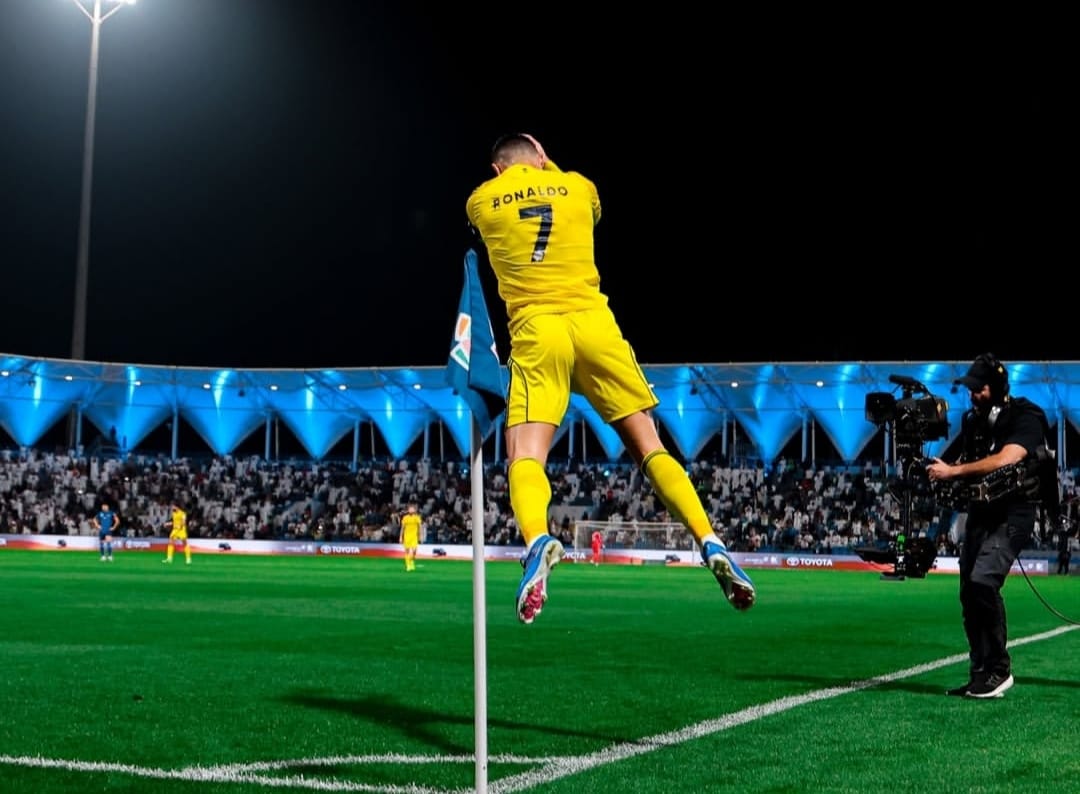 Cristiano Ronaldo saat melakukan selebrasi khasnya, Siuuu setelah mencetak gol dalam kemenangan atas Al Fateh di Saudi Pro League