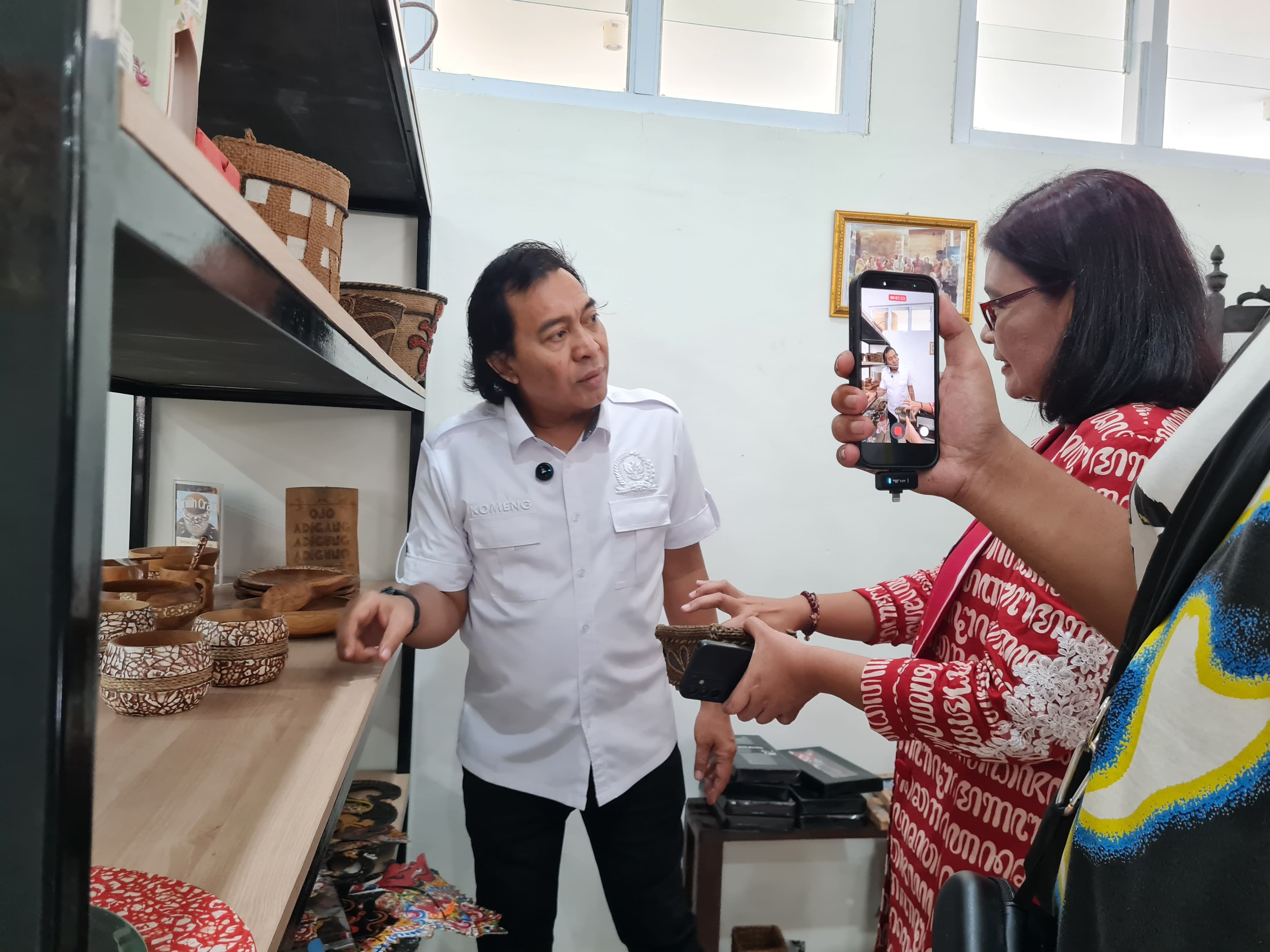 Anggota DPD RI sekaligus pelawak kenamaan, Komeng menyempatkan waktunya untuk mengunjungi IKM Center, Senin (16/2).