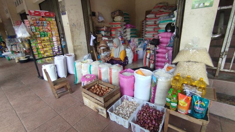 Pedagang di Pasar Bantul sedang menunggu pembeli di lapaknya. 