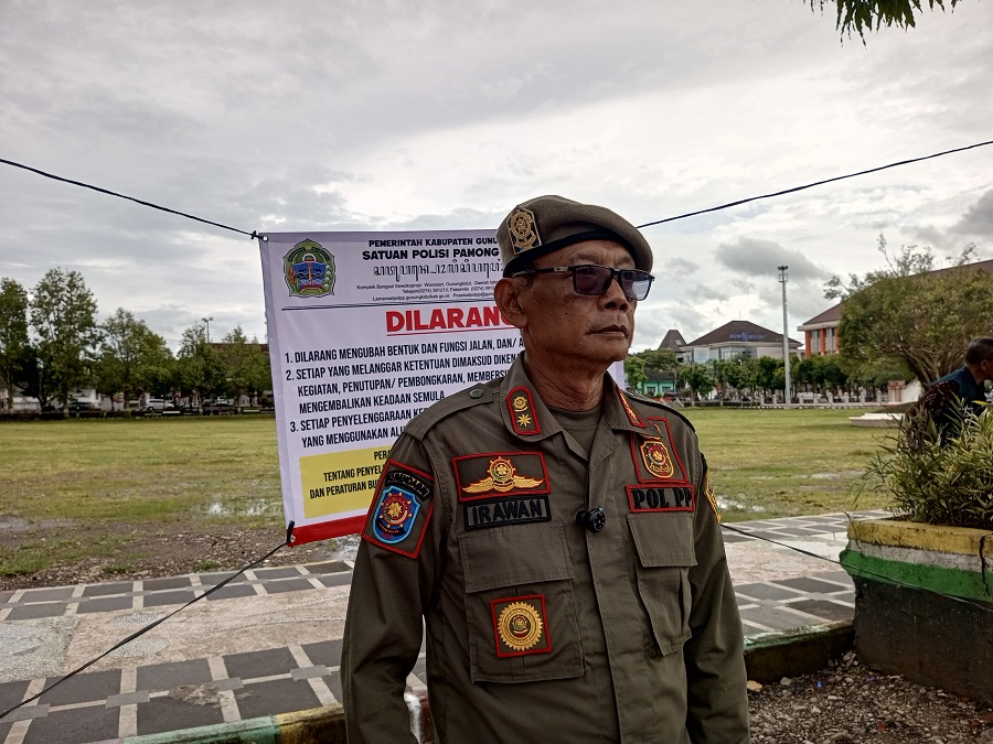 Kepala Dinas Perhubungan sekaligus PLT Kepala Satpol PP Gunungkidul Irawan Jatmiko sedang memberikan keterangan kepada wartawan.&nbsp;