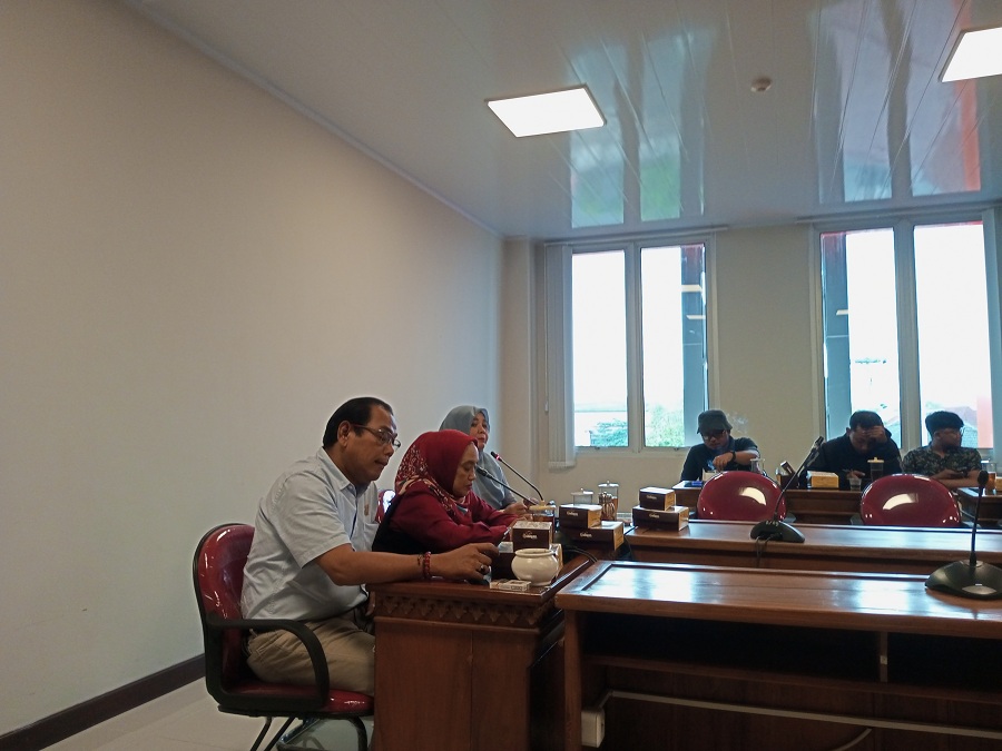 Ketua Bapemperda Ery dan Ketua DPRD Gunungkidul Endang saat ditemui di ruang rapat Bapemperda DPRD Gunungkidul.&nbsp;