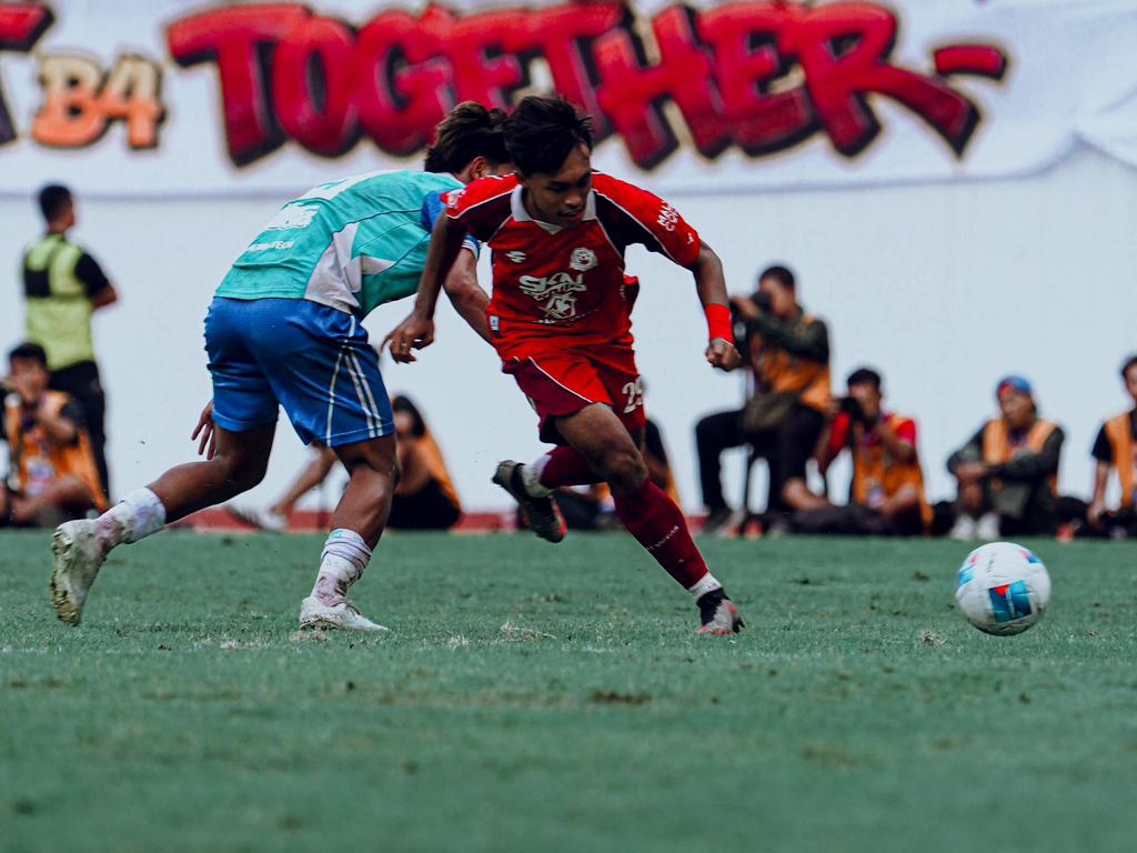 Pemain Persak Kebumen berebut bola dengan pemain Persibangga Purbalingga pada partai final Liga 4 Jateng di Stadion Jatidiri, Semarang, Senin (16/2). (Dokumentasi Persak Kebumen)