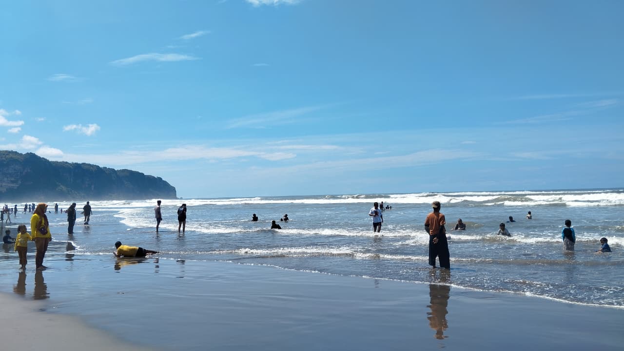 TRADISI: Wisatawan sedang melakukan tradisi padusan di Pantai Parangtritis Senin (16/2)