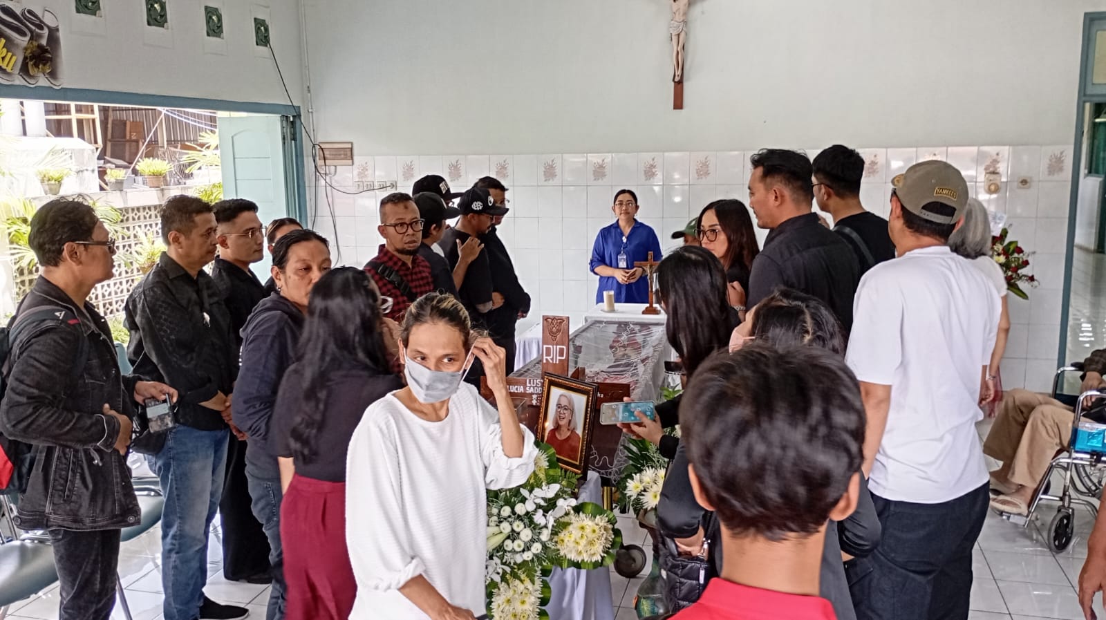 Suasana rumah duka Rumah Sakit Panti Rapih di mana almarhumah&nbsp;Lusy Laksita disemayamkan, Senin (16/2/2026).