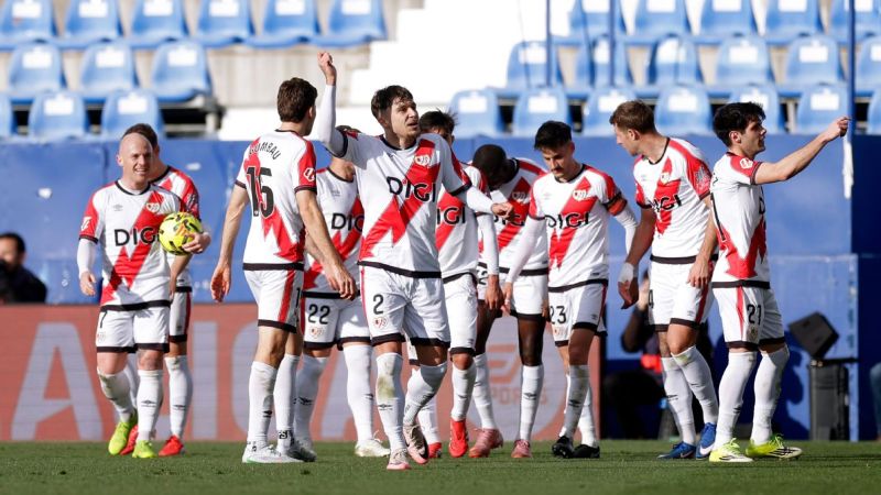 Para pemain Rayo Vallecano rayakan kemenangan atas Atletico Madrid yang merupakan kemenangan pertama dalam 13 tahun atas klub ibukota tersebut