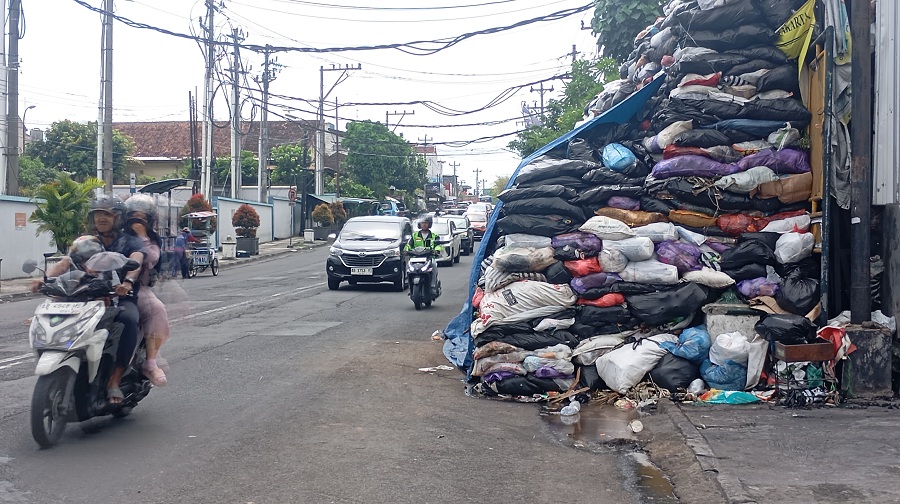 MEMBLUDAK:&nbsp;Tumpukan sampah di Depo Serangan pada Selasa (17/2/2026) siang. Kondisi tersebut mengganggu pengunjung pasar maupun pengguna jalan. &nbsp;