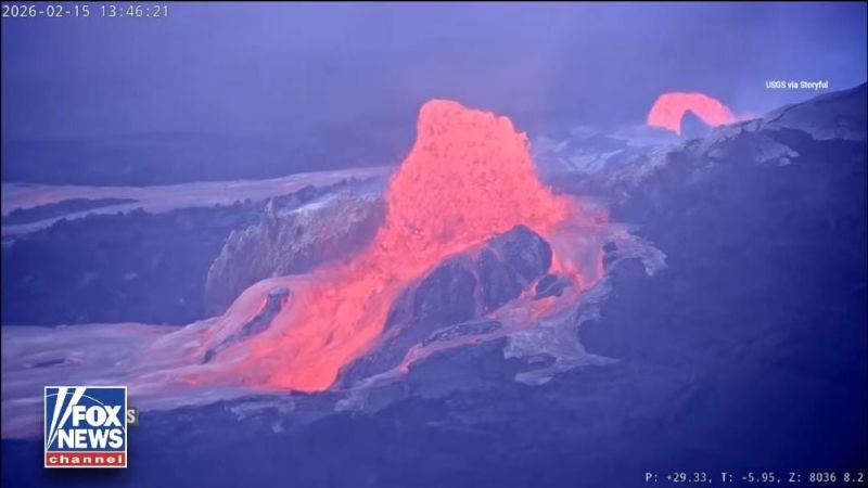 Gunung kiluae menyemburkan lava.