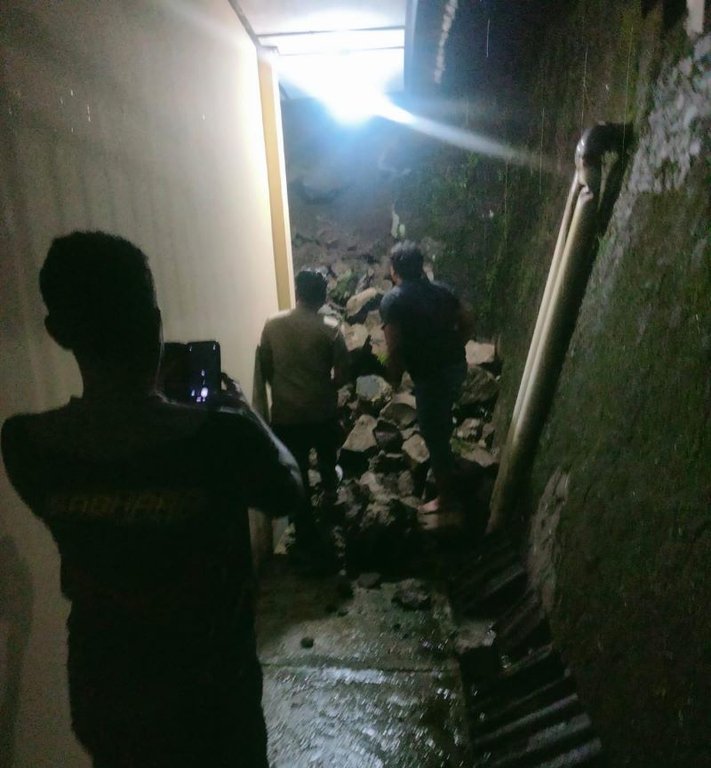 Talut pekarangan rumah di Kalurahan Gendangsari mengalami longsor dan menimpa bagian belakang Mako Polsek Gendangsari.