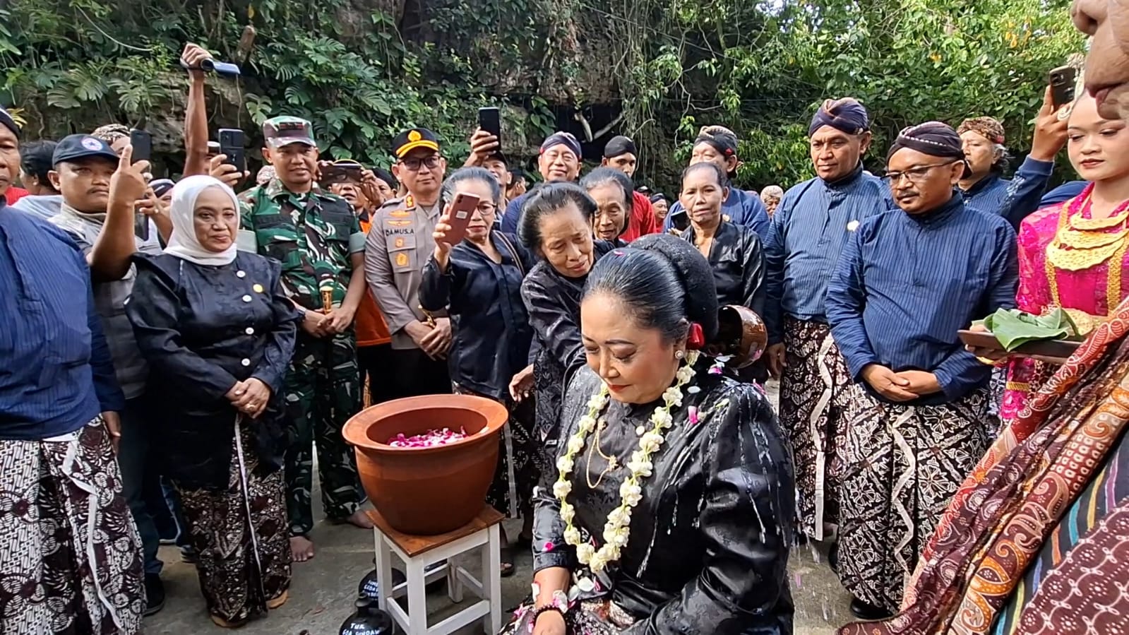 PADUSAN: Bupati Gunungkidul Endah Subekti Kuntariningsih ikut mensucikan diri melalui prosesi Padusan di Pantai Sundak (17/8).