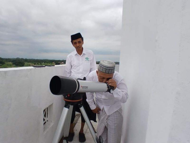 TEROPONG BULAN : Ketua PCNU Kebumen Imam Satibi memimpin pelaksanaan rukyatul hilal di Menara Mercusuar Tanggulangin Selasa (17/2) petang.