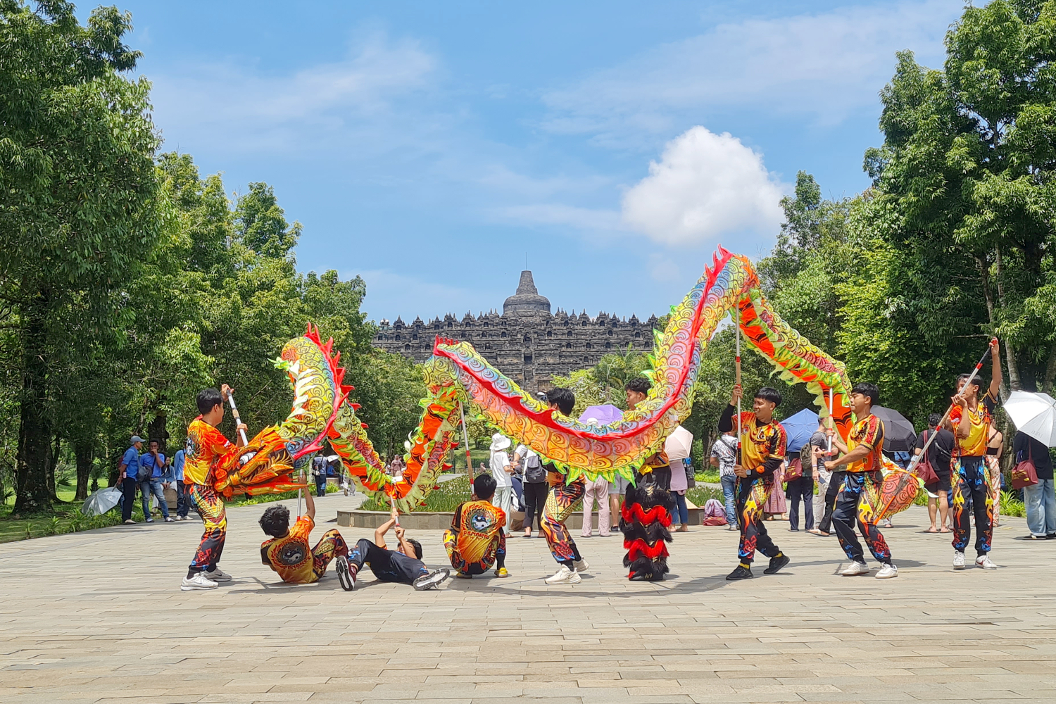 ATRAKTIF: Penampilan barongsai dan liong di area Marga Utama, kompleks Candi Borobudur menjadi daya tarik bagi wisatawan, kemarin (17/2).